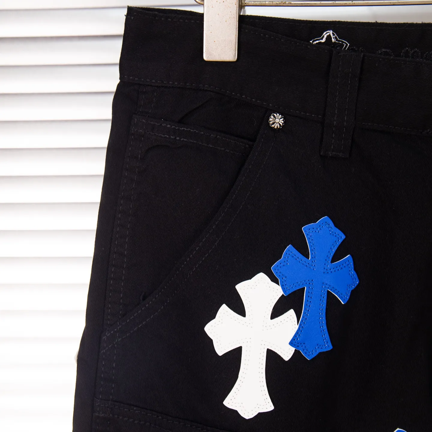 P260 Chrome Hearts Chrome Hearts black denim with white and blue multi-leather hot jeans. CH jeans need to be washed and then disassembled and hand-stitched with sheepskin cross leather and then spliced ​​to complete. The whole piece has too many craftsmanship to explain. The patchwork cross pattern is embellished, and the high-waisted washed jeans! ! Absolutely high-end luxury products, god-level single products, super popular products, made with top heavy industry, a magic weapon that cannot be missed. About Kroxin This is an extremely luxurious fashion brand, which can also be called the aristocrats of the high street. It has always been an exclusive brand for some hipsters or rich second generation. Compared with ordinary high streets, it is more luxurious and noble. Compared with luxury brands, it has a more fashionable personality and has always been a brand that I have a special liking for. Style number: 1765# Color: black Size: 28 30 32 34 36